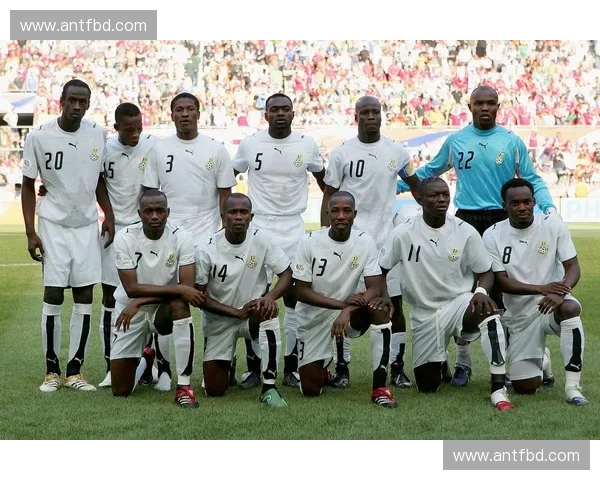 美国足球队奋力拼搏打造世界级强队 梦想冲击世界杯荣耀